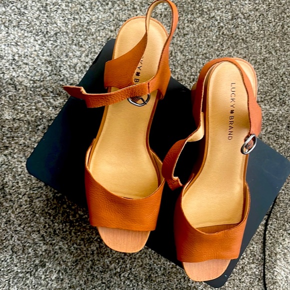 These are lucky brand, brown wedges, never worn size 9 1/2 in women’s - Picture 3 of 3